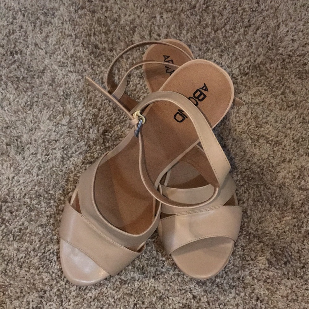 Nude Wedges 💕